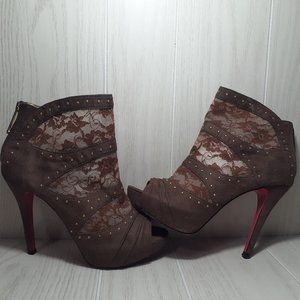 Apple Bottom Cream Colored Lacey Style Peek Toe Back Zip Heels Size 8